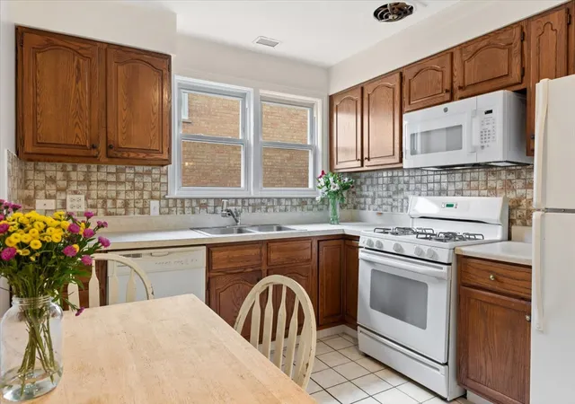 Photo 3 of Condo for sale at 8920 Lamon Ave #2B, Skokie, IL 60077 | MLS# 12721654 | Listing updated on 2026-09-27
