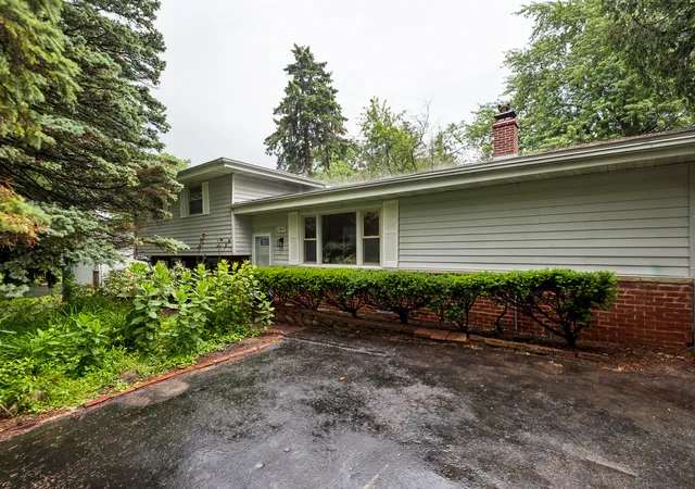 Photo 1 of Single family home for sale at 1819 Elmwood Dr, Lindenhurst, IL 60046 | MLS# 12721685 | Listing updated on 2026-10-05