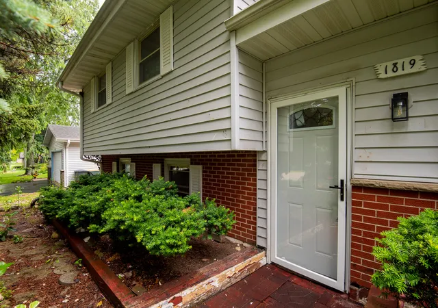Photo 2 of Single family home for sale at 1819 Elmwood Dr, Lindenhurst, IL 60046 | MLS# 12721685 | Listing updated on 2026-10-05