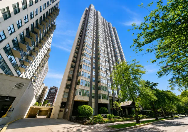 1st image of 525 W Hawthorne Pl #2004, Chicago, IL 60657 | MLS# 12721710