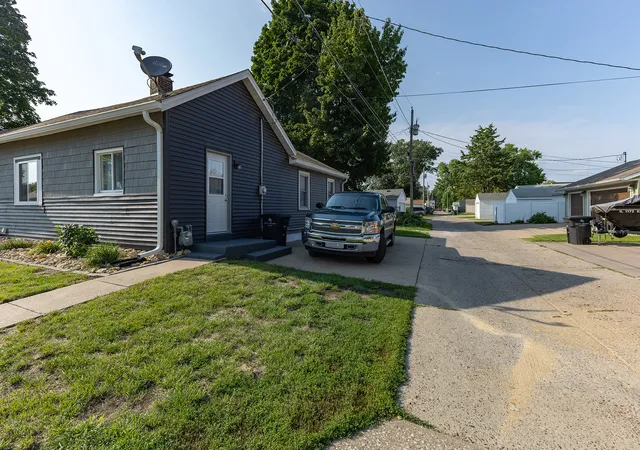 Photo 3 of Sale Pending at 1863 35th Street, Rock Island, IL 61201 | MLS# 12721731 | Listing updated on 2026-08-11
