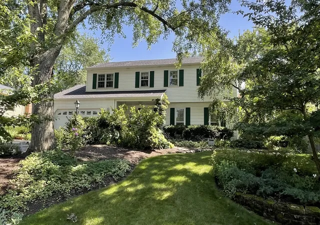 Photo 3 of Single family home for sale at 27w215 Oakwood St, Winfield, IL 60190 | MLS# 12721879 | Listing updated on 2026-10-04