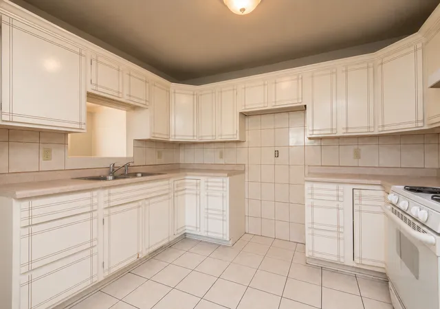Photo 3 of Single family home for sale at 1612 Burry Cir Dr, Crest Hill, IL 60403 | MLS# 12721900 | Listing updated on 2026-08-31