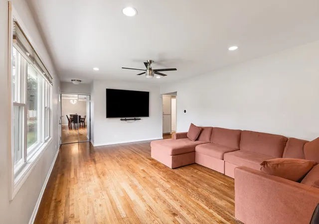 Photo 3 of Single family home for sale at 810 Cumberland St, Hoffman Estates, IL 60169 | MLS# 12721917 | Listing updated on 2026-09-01
