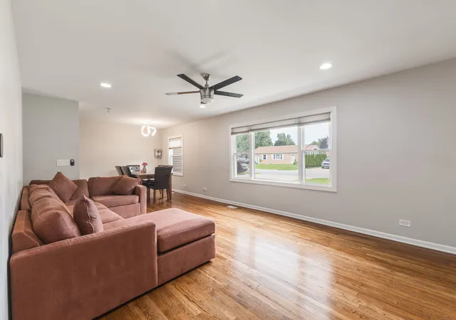 Photo 3 of Single Family Residence at 810 Cumberland St, Hoffman Estates, IL 60169 | MLS# 12721917 | | Sold on 2026-10-07