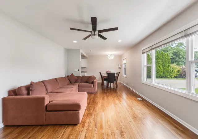 Photo 4 of Single Family Residence at 810 Cumberland St, Hoffman Estates, IL 60169 | MLS# 12721917 | | Sold on 2026-10-07
