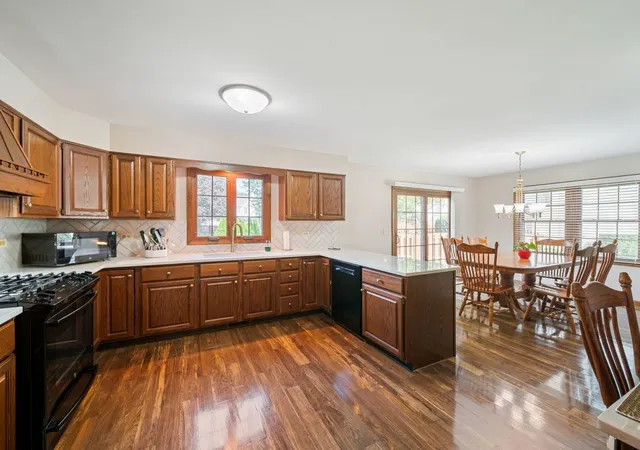 Photo 4 of Single family home for sale at 1131 Prairie Dr, Algonquin, IL 60102 | MLS# 12721931 | Listing updated on 2026-09-12
