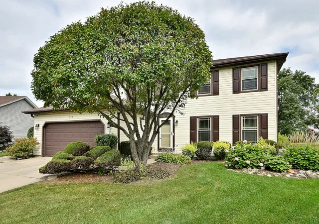 Photo 2 of Single family home for sale at 128 Hunter's Cir, Schaumburg, IL 60193 | MLS# 12721980 | Listing updated on 2026-09-28