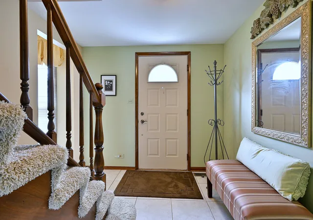 Photo 3 of Single family home for sale at 128 Hunter's Cir, Schaumburg, IL 60193 | MLS# 12721980 | Listing updated on 2026-09-28