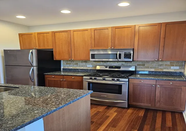 Photo 3 of Condo for sale at 4770 N Manor Ave #304, Chicago, IL 60625 | MLS# 12722019 | Listing updated on 2026-09-17