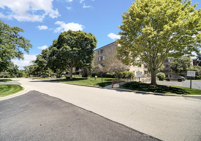 Listing Photo 2 - Condo for sale in building located at 245 S Park Ln, Palatine, IL 60074 - Unit #419