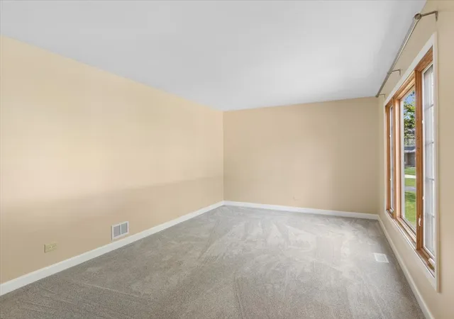 Photo 4 of Single family home for sale at 535 Chester Ct W, Aurora, IL 60504 | MLS# 12722070 | Listing updated on 2026-09-22