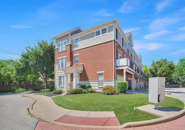 Photo 2 of Townhouse for sale at 2112 S Crambourne Way #6-6, Arlington Heights, IL 60005 | MLS# 12722098 | Listing updated on 2026-09-02