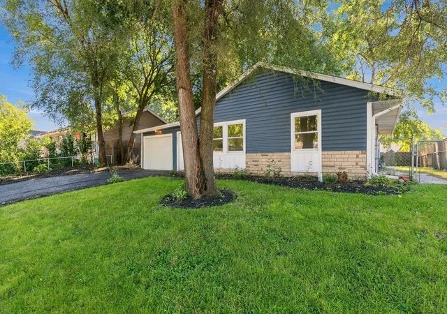 Photo 2 of Single family home for sale at 843 Navajo Dr, Carpentersville, IL 60110 | MLS# 12722113 | Listing updated on 2026-10-05