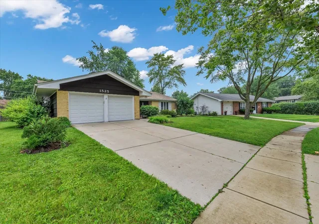 Photo 2 of Single family home for sale at 1525 Mayfield Ln, Hoffman Estates, IL 60169 | MLS# 12722125 | Listing updated on 2026-10-01