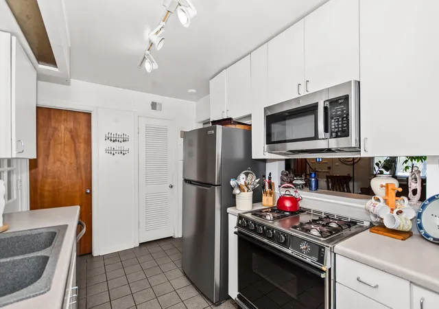 Photo 4 of Townhouse for sale at 3135 Central St, Evanston, IL 60201 | MLS# 12722146 | Listing updated on 2026-09-21