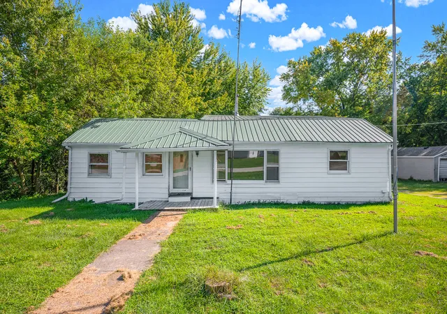 Photo 1 of Single family home for sale at 207 E North St, Heyworth, IL 61745 | MLS# 12722205 | Listing updated on 2026-10-02