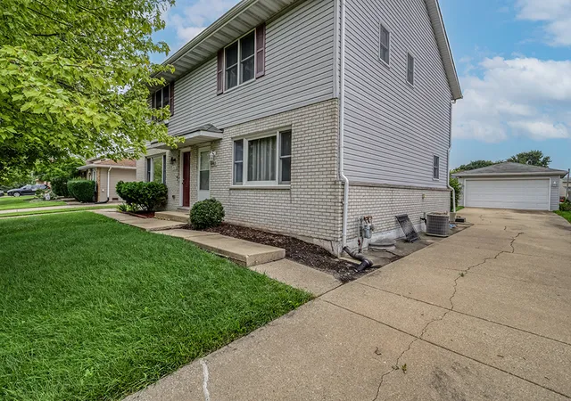 Listing Photo 1 - Condo for sale in building located at 2465 Red Oak Trl, Crest Hill, IL 60403