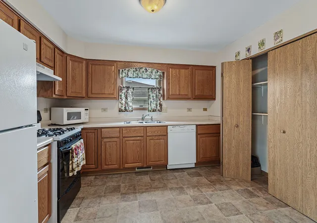 Listing Photo 4 - Condo for sale in building located at 2465 Red Oak Trl, Crest Hill, IL 60403