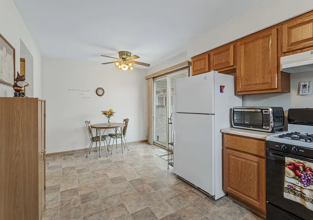 Listing Photo 5 - Condo for sale in building located at 2465 Red Oak Trl, Crest Hill, IL 60403