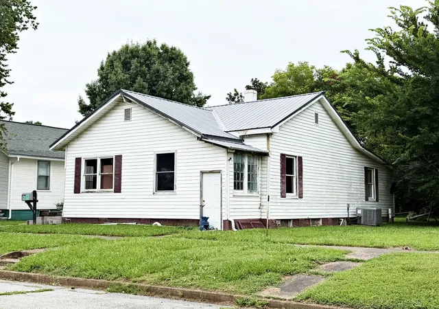 Photo 1 of Single family home for sale at 213 E 9th Street, Metropolis, IL 62960 | MLS# 12722251 | Listing updated on 2026-08-10