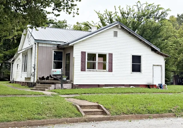 Photo 2 of Single family home for sale at 213 E 9th Street, Metropolis, IL 62960 | MLS# 12722251 | Listing updated on 2026-08-10