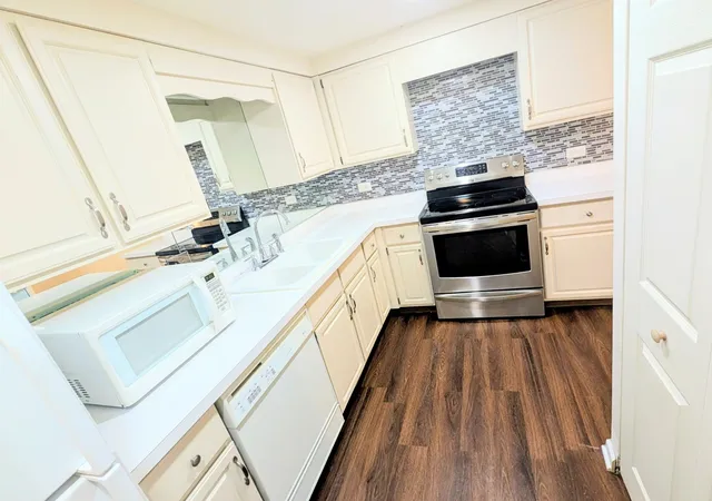 Photo 3 of Condo for sale at 3505 Lakeview Dr #104, Hazel Crest, IL 60429 | MLS# 12722269 | Listing updated on 2026-09-03