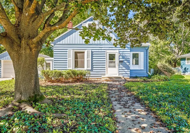 Photo 2 of Single family home for sale at 407 Glendale Ave, Rockford, IL 61108 | MLS# 12722305 | Listing updated on 2026-10-07