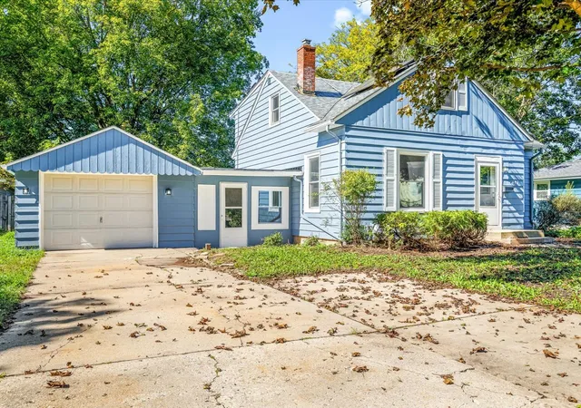 Photo 3 of Single family home for sale at 407 Glendale Ave, Rockford, IL 61108 | MLS# 12722305 | Listing updated on 2026-10-07