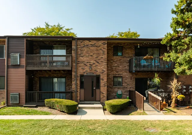 Photo 2 of Condo for sale at 18001 Oak Park Ave #D, Tinley Park, IL 60477 | MLS# 12722385 | Listing updated on 2026-09-01