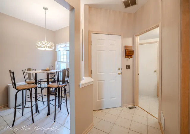 5th image of 163 N Barton Trl, Batavia, IL 60510 | MLS# 12722389