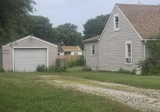 Photo 3 of Single family home for sale at 915 3rd Street, Colona, IL 61241 | MLS# 12722406 | Listing updated on 2026-08-13