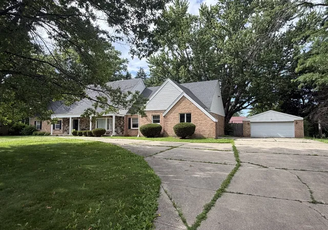 Photo 1 of Single family home for sale at 1822 W Pearl City Rd, Freeport, IL 61032 | MLS# 12722455 | Listing updated on 2026-08-17