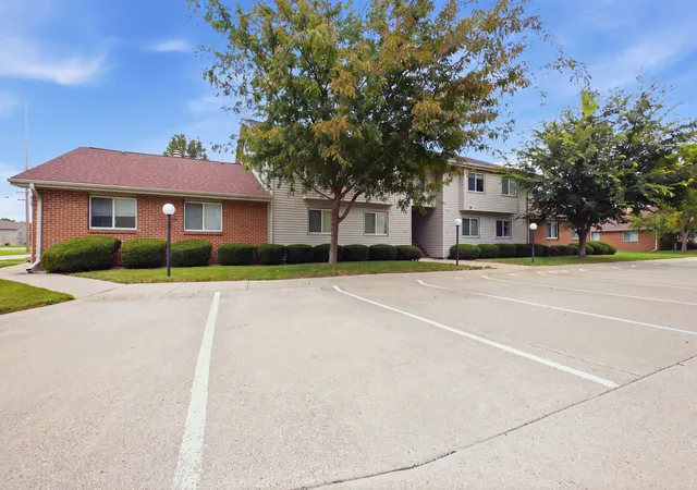 1st image of 904 Kara Dr, Champaign, IL 61822