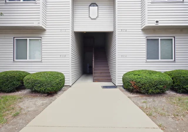 2nd image of 904 Kara Dr, Champaign, IL 61822