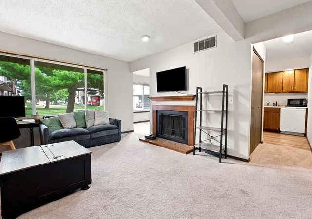 4th image of 904 Kara Dr, Champaign, IL 61822