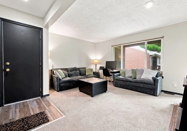 5th image of 904 Kara Dr, Champaign, IL 61822