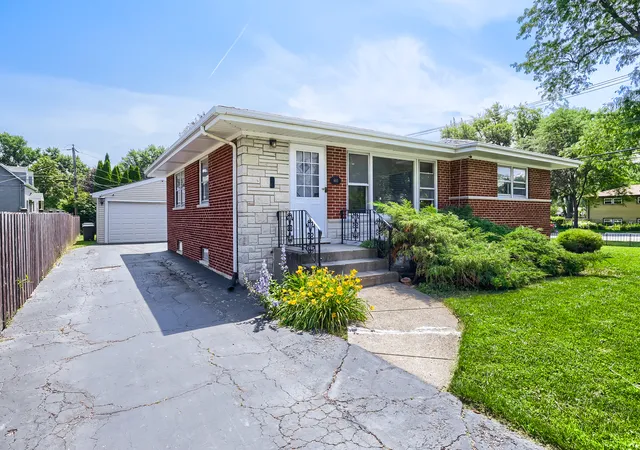 Photo 2 of Single family home for sale at 603 N Wilshire Ln, Arlington Heights, IL 60004 | MLS# 12722842 | Listing updated on 2026-08-25
