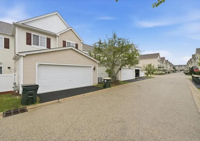 Photo 2 of Townhouse for sale at 543 Topeka Dr, Grayslake, IL 60030 | MLS# 12722870 | Listing updated on 2026-09-17