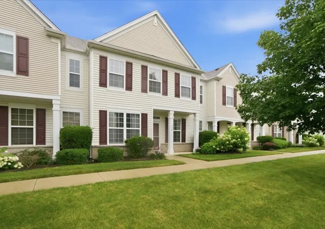 Photo 3 of Townhouse for sale at 543 Topeka Dr, Grayslake, IL 60030 | MLS# 12722870 | Listing updated on 2026-09-17