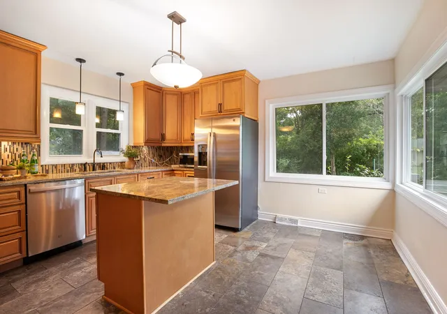Photo 4 of Single family home for sale at 1433 Fulton Ave, Winthrop Harbor, IL 60096 | MLS# 12722931 | Listing updated on 2026-10-08