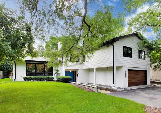 Photo 1 of Single family home for sale at 1005 Forestway Dr, Glencoe, IL 60022 | MLS# 12722980 | Listing updated on 2026-09-28