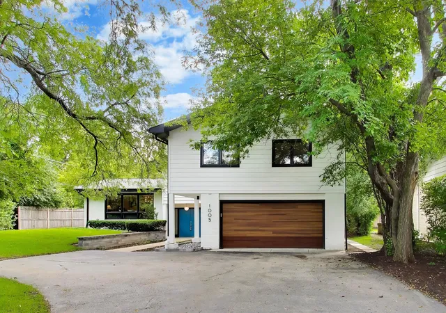 Photo 2 of Single family home for sale at 1005 Forestway Dr, Glencoe, IL 60022 | MLS# 12722980 | Listing updated on 2026-09-28
