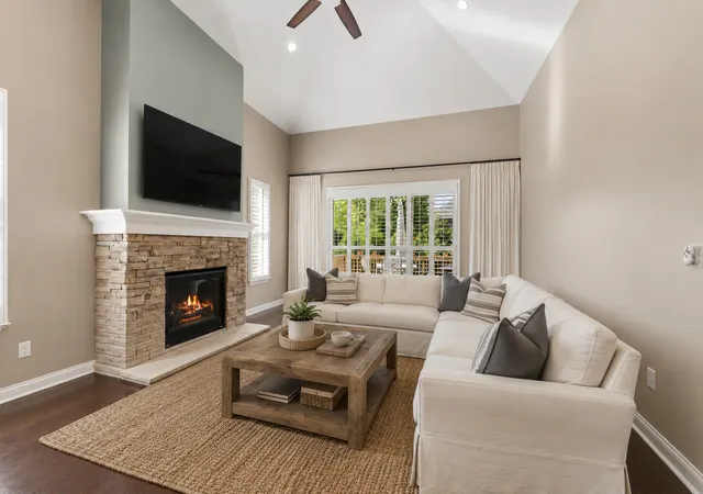 Listing Photo 4 - Condo for sale in building located at 1636 Castle Lawn Ct, Naperville, IL 60565