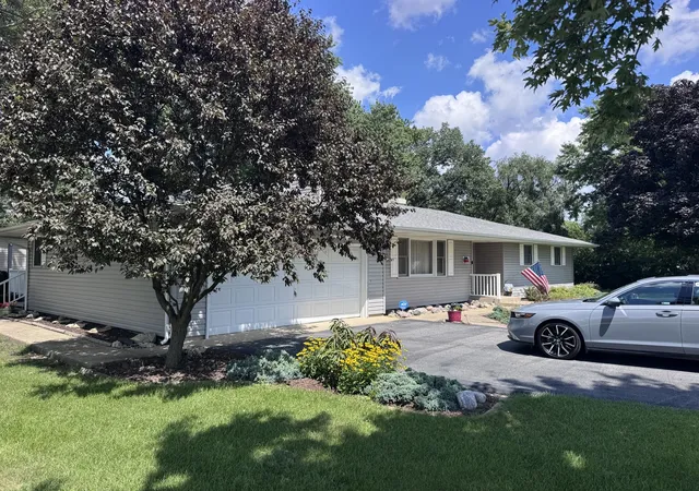 Photo 3 of Single family home for sale at 805 Chelsea St, New Lenox, IL 60451 | MLS# 12723211 | Listing updated on 2026-10-07