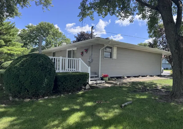 Photo 3 of Single family home for sale at 805 Chelsea St, New Lenox, IL 60451 | MLS# 12723211 | Listing updated on 2026-10-07