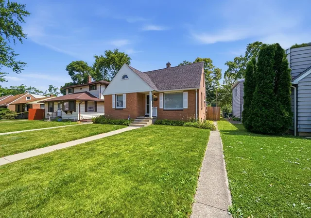 Photo 2 of Single family home for sale at 1009 Leith Ave, Waukegan, IL 60085 | MLS# 12723225 | Listing updated on 2026-08-11
