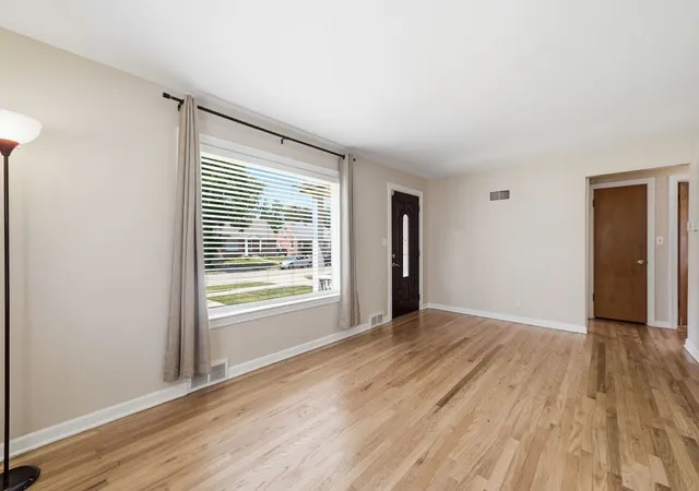 Photo 4 of Single family home for sale at 1009 Leith Ave, Waukegan, IL 60085 | MLS# 12723225 | Listing updated on 2026-08-11