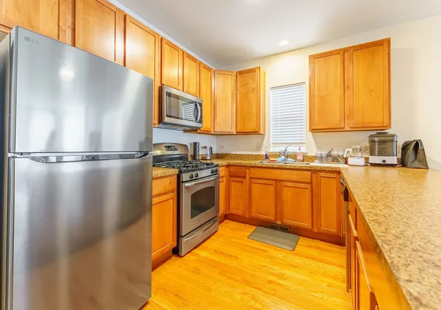 Listing Photo 4 - Condo for sale in building located at 5218 W Galewood Ave, Chicago, IL 60639 - Unit #A