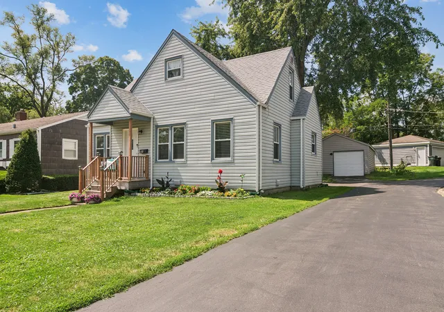 Photo 2 of Single family home for sale at 418 S Lake Ter, Mundelein, IL 60060 | MLS# 12723287 | Listing updated on 2026-08-11